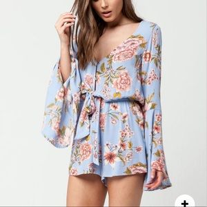 ✨HP✨Billabong Sittin Pretty Floral Romper